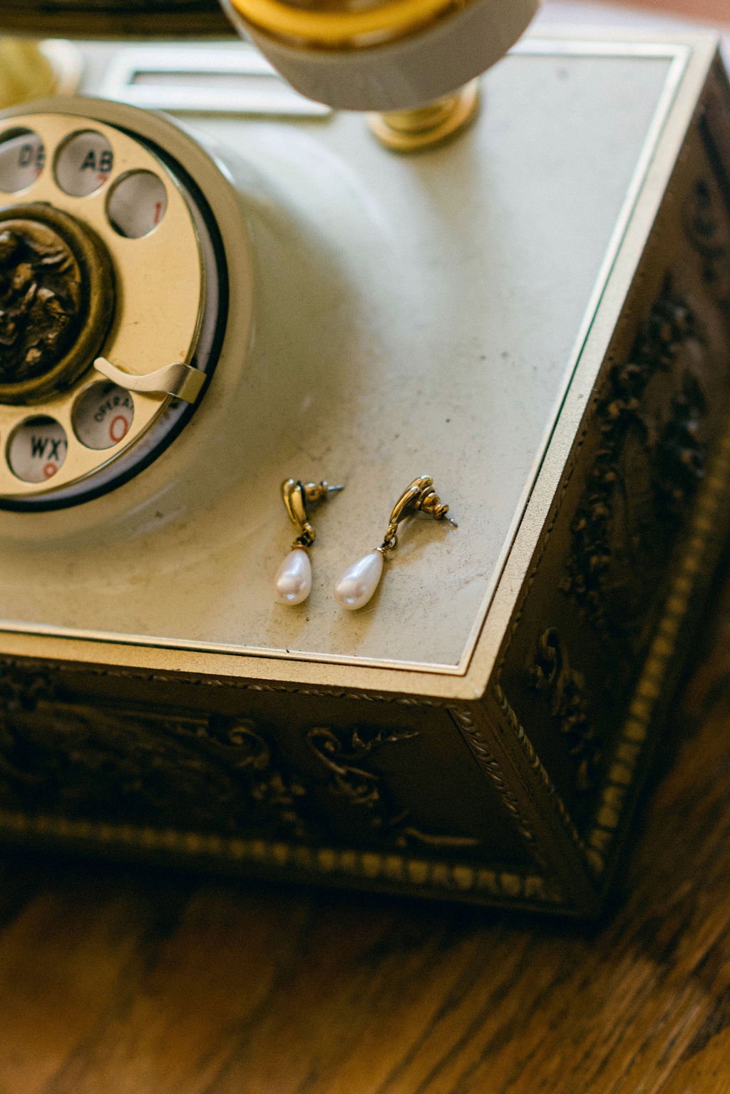 mid-century-modern-wedding-at-old-sugar-distillery-olive-branch